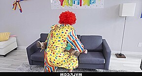 Entertaineren til fester har seksuel aktivitet med den attraktive Alana Cruise.