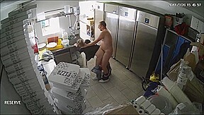 kyssede i restaurantens opbevaringsrum